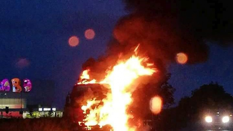 Товарен камион пламна на пътя Русе-Разград, пожарни хвърчат към мястото 