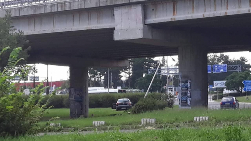 "Фолксваген" изхвърча от кръгово в Бургас, помете знаци и се заби в храстите (СНИМКА)