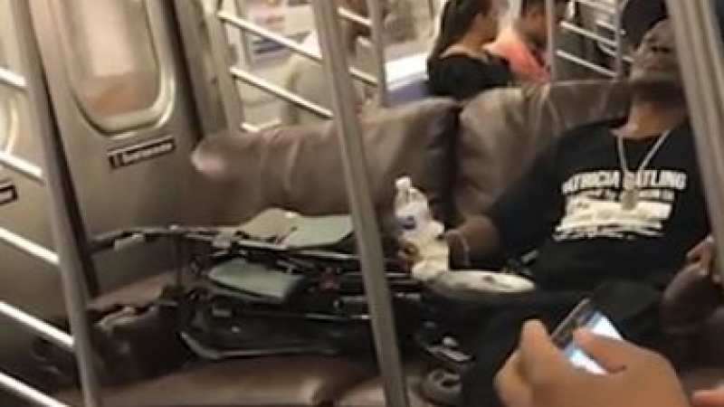 Странен младеж събра погледите на пътуващите в метрото на Ню Йорк и си навлече гнева на мрежата (ВИДЕО)