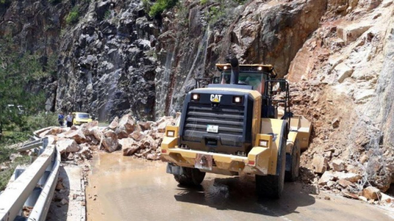 Вижте 600-те тона скали, които затвориха пътя Асеновград-Смолян (СНИМКИ)