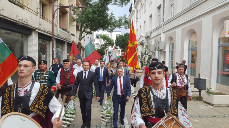 Патриотите от ВМРО почетоха 115-годишнината от Илинденско-Преображенското въстание с голямо шествие в центъра на Благоевград (СНИМКИ)