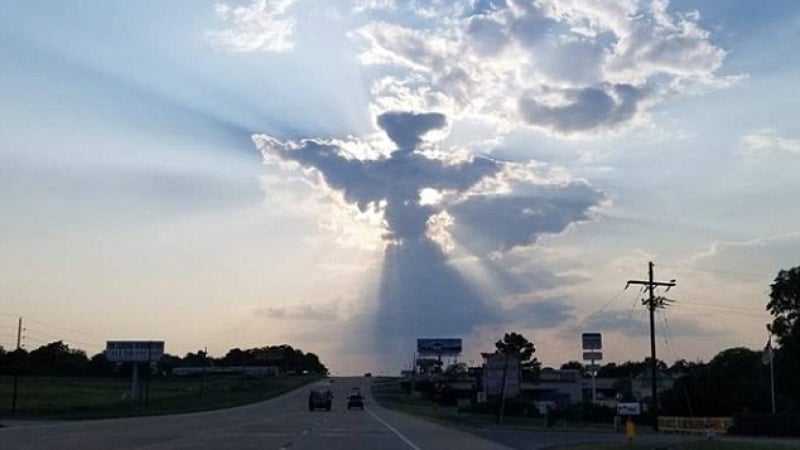 Шофьор от Тексас направи СНИМКАТА на живота си! Докато кара по магистралата, улови в небето нещо, за което сега говори цялата мрежа!