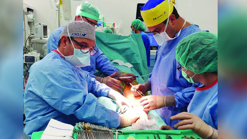 В 7-часовата комбинирана операция четирима хирурзи от различни болници на Аджибадем Сити Клиник спасиха 75-годишен мъж