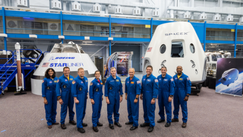 Вижте ги! Това са астронавтите, които НАСА избра да летят с корабите на "Боинг" и "Спейс Екс"
