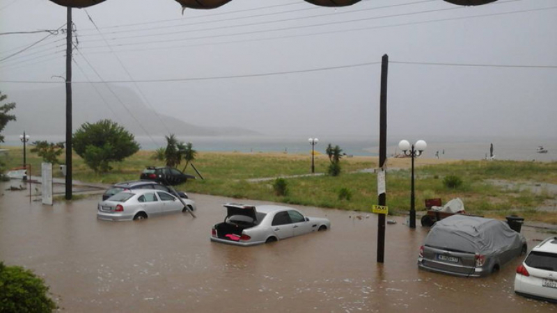 Проливни дъждове причиниха наводнения в Централна Гърция