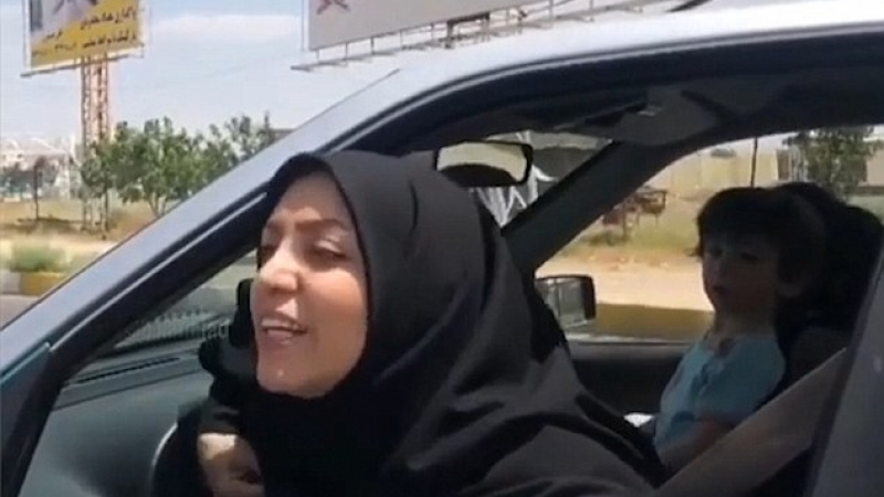 Иранска шофьорка видя нещо, което я накара да отбие от пътя и да побеснее! Сега всички в страната говорят за това (СНИМКИ/ВИДЕО)