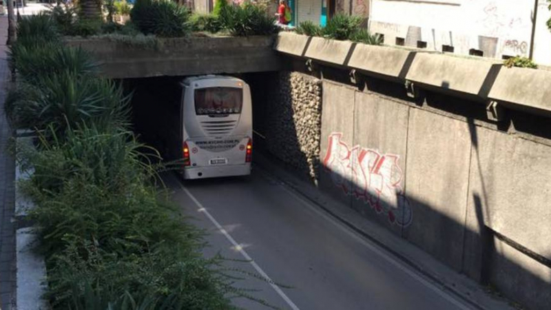 Драматична и опасна ситуация с пътнически автобус във Варна (СНИМКИ)