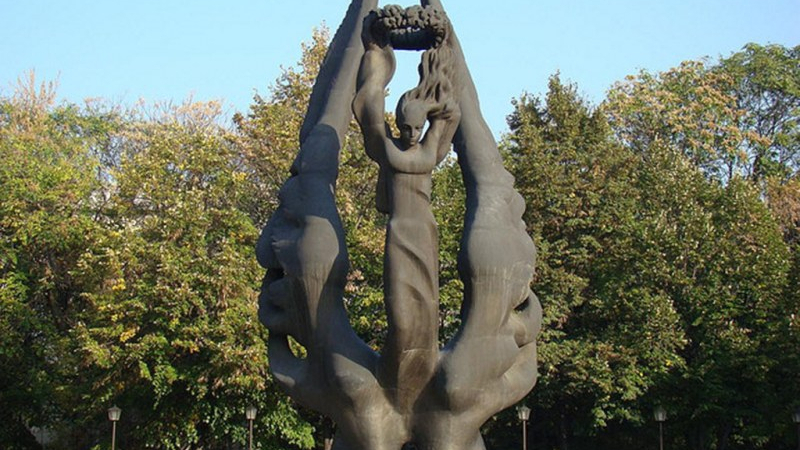 Гавра! Скейтъри оскверниха един от най-светите български паметници (СНИМКИ)