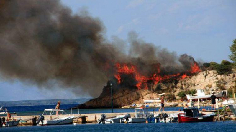 Паднаха още глави след жестоките пожари в Гърция 