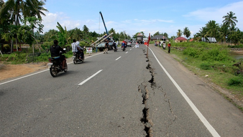 Увеличават се жертвите след мощното земетресение на остров Ломбок