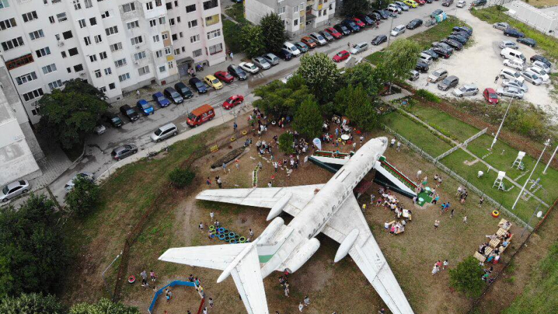 Такова нещо не се вижда всеки ден: Пътнически самолет Ту-134 стана атракция в Силистра (СНИМКИ)
