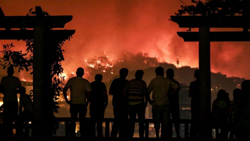 Най-малко 44 човека пострадаха при голям пожар в Португалия (СНИМКИ)