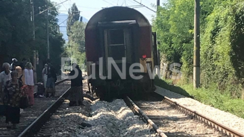 Тежък инцидент на релсите! Влак дерайлира между Мездра и Враца