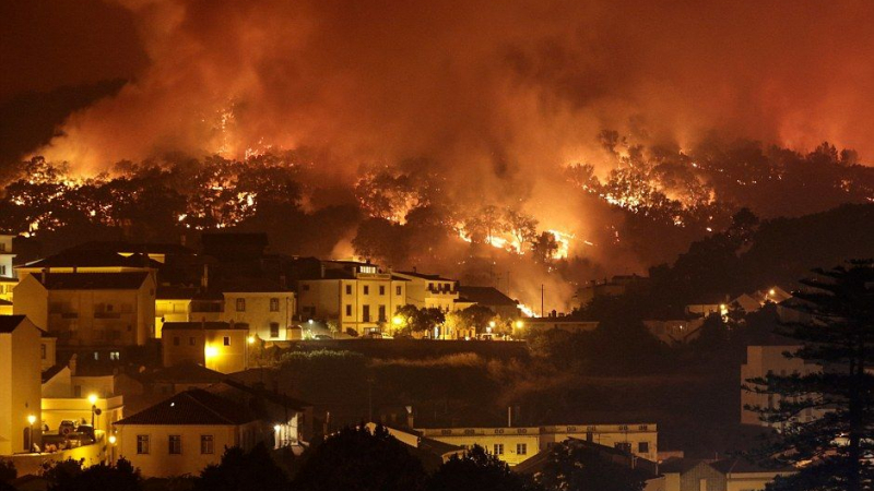 Адът в Португалия продължава: Чудовищен пожар бушува в лъскав курорт, стотици пожарникари не могат да го спрат (СНИМКИ/ВИДЕО)