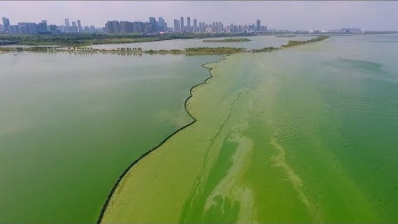Киселинният цвят на китайско езеро уплаши туристите (ВИДЕО)