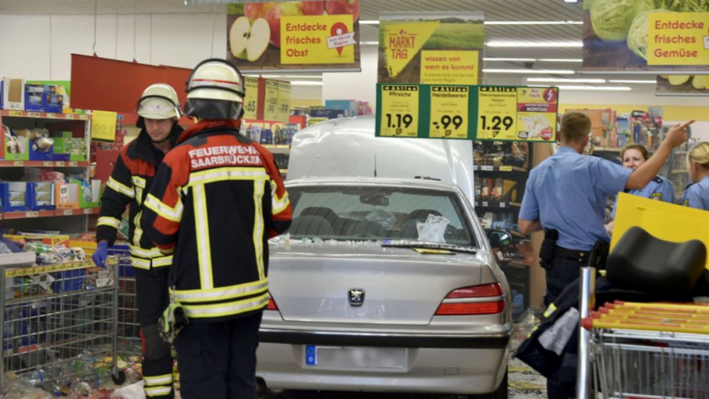 91-годишен пенсионер влезе с колата в супермаркет в Германия, има пострадали