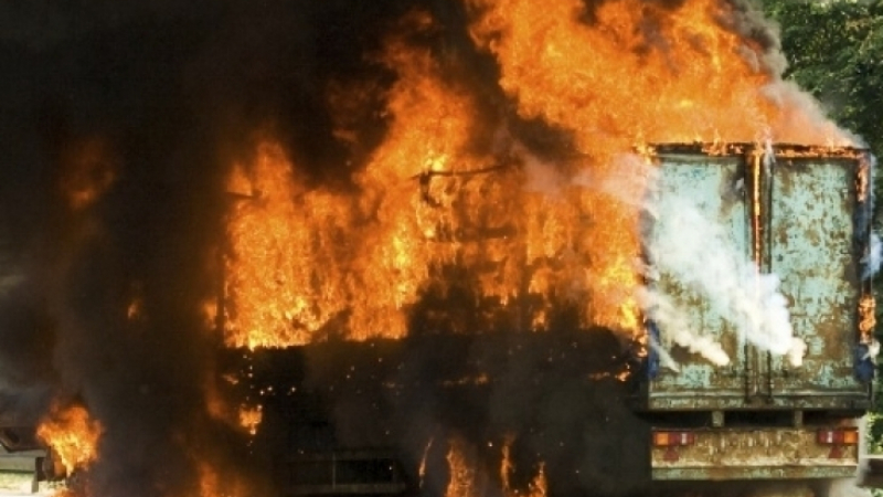 Огнен ад! Камион се запали в движение във Врачанско