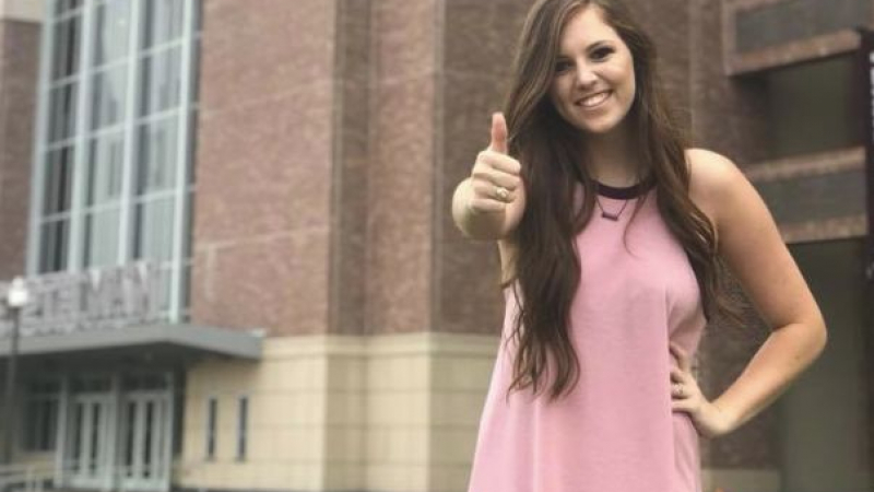 Млада американка шокира Фейсбук със СНИМКИ от дипломирането си 