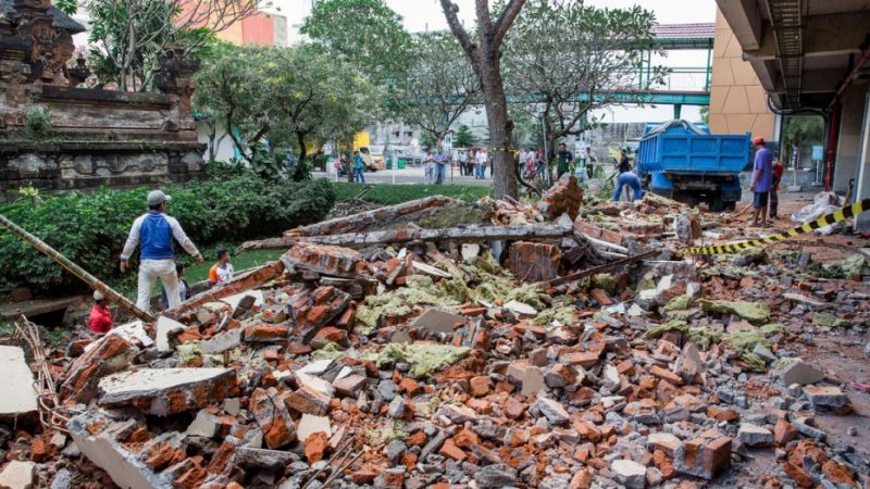 Бедствието се разраства след земетресението в Индонезия