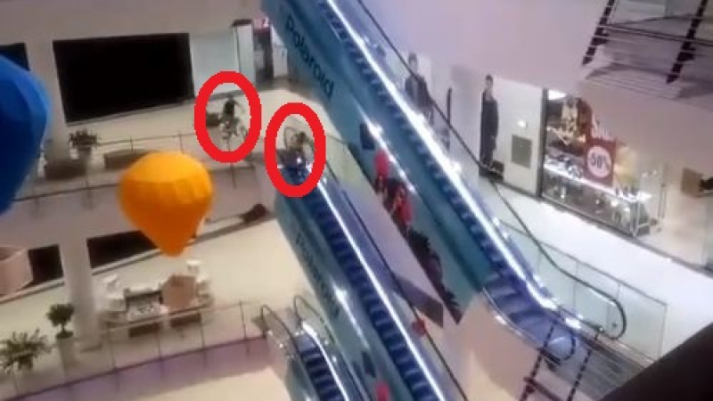 Хлапета на колелета сътвориха смразяващи каскади в столичен мол под носа на охраната (ВИДЕО)
