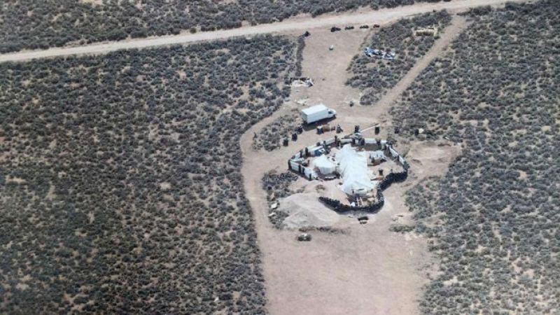 Излезе на бял свят зловещата истина за гладуващите деца, намерени в пустинята на Ню Мексико (СНИМКИ/ВИДЕО)