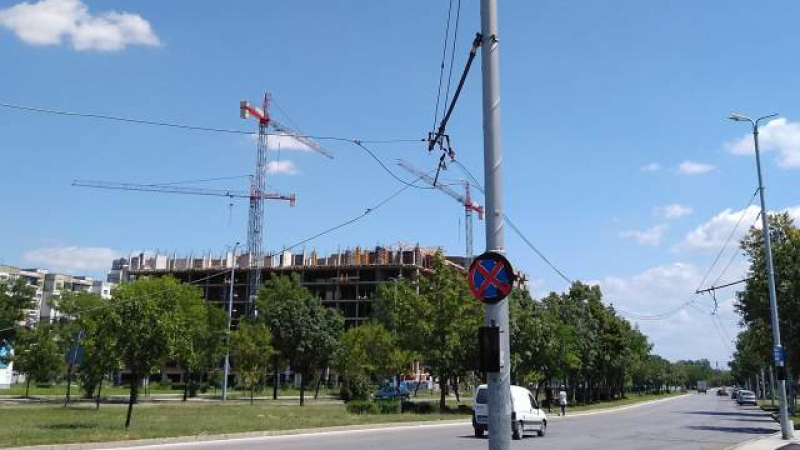 Тролейбусни жици се стовариха на оживен булевард в Пловдив (СНИМКИ)