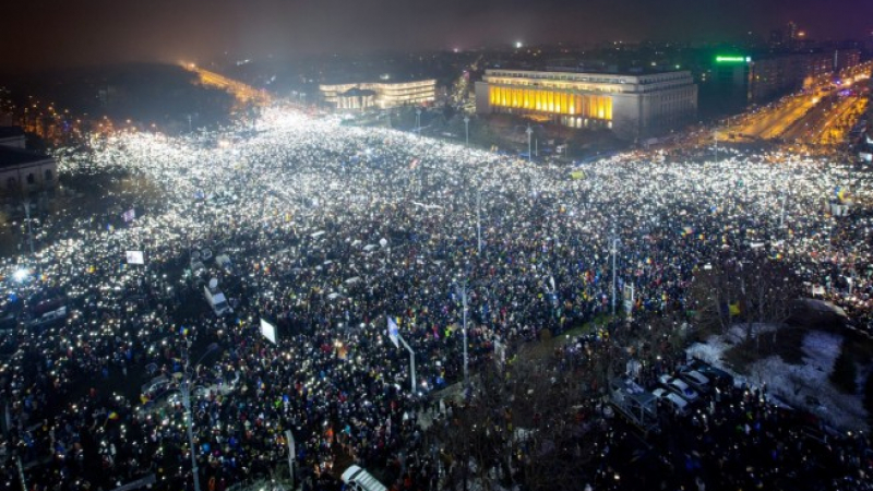 Премиерът на Румъния поиска проверка на кървавата нощ от протестите, провокирани от  организирани групи