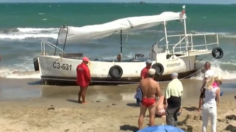 Пълен абсурд! Лодка се заби в плажа в Крайморие, капитанът искал да си купи бира (ВИДЕО)