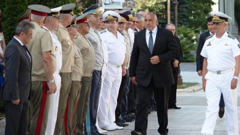 Борисов бе посрещнат с военен ритуал на празника на бойния ни флот във Варна (СНИМКИ)