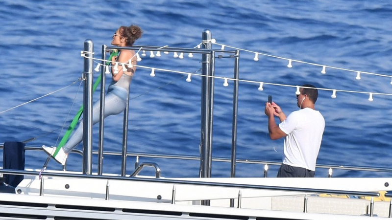 49-годишната Дженифър Лопез събира тен на яхта в Италия (СНИМКИ)