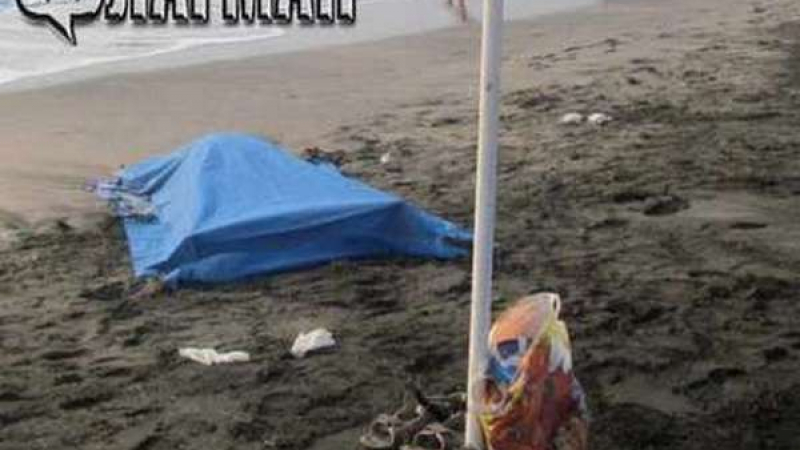 Ужас на плажа в Бургас! Вълните изхвърлиха тяло на мъж, цялото в татуси (СНИМКИ 18+)