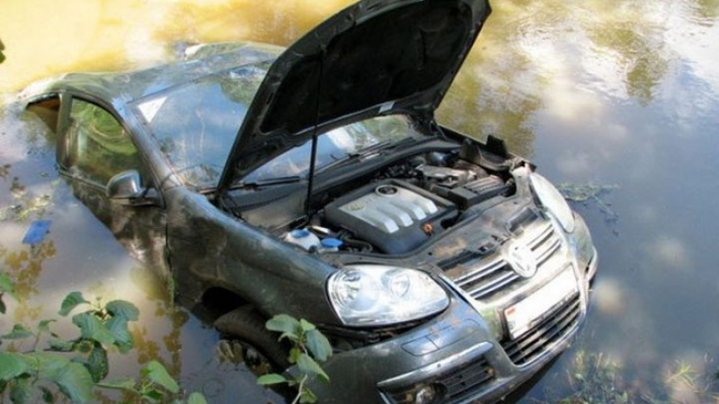Важно за всеки: Как да спасите автомобила си при наводнение (СНИМКИ)