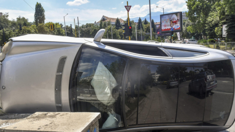 Жегата докара мор на шофьорите! Нова инцидент с кола в София, този път до Румънското посолство (СНИМКИ)