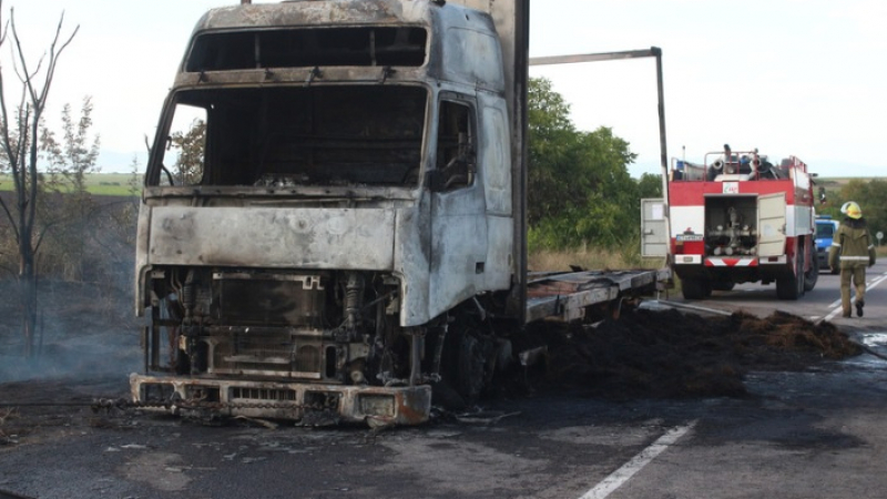 Няма край! Нов инцидент на пътя, камион се запали в движение (ВИДЕО)