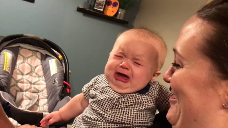 Бебето Ела изпада в неистов плач всеки път щом родителите му тръгнат да се... (СНИМКИ/ВИДЕО)