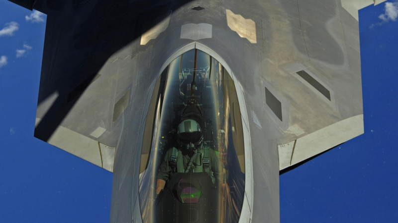 The Drive: Несполучливо зареждане с гориво във въздуха на F-35 попадна на ВИДЕО 