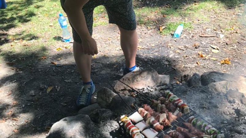 Регионалният министър демонстрира завидни кулинарни умения в гората край Априлци (СНИМКИ)