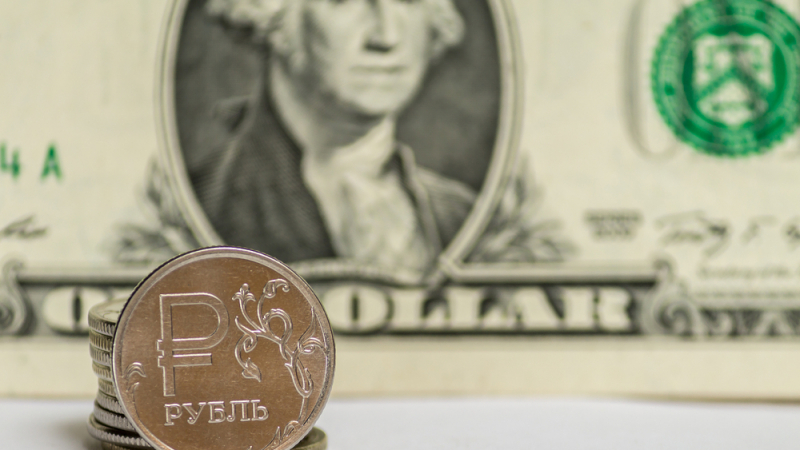 Рублата продължава да се срива спрямо долара и еврото 