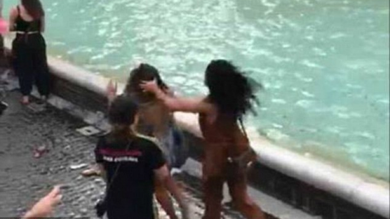 Жени и семействата им си спретнаха бой заради селфи пред фонтана Треви (СНИМКИ/ВИДЕО 18+)