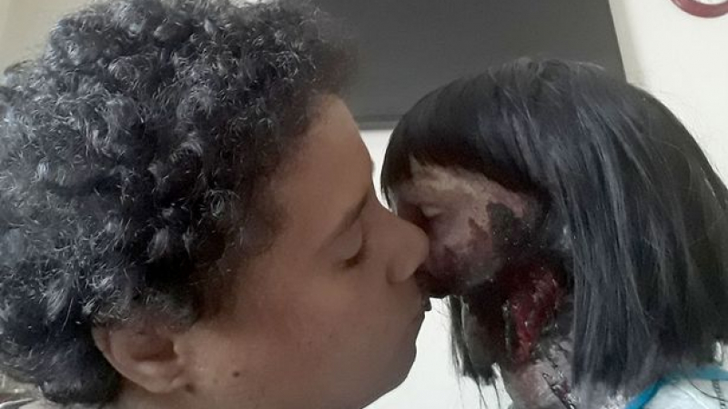 Тийнейджърка е влюбена в страховитата си кукла зомби, планира брак с нея нея през следващия месец (СНИМКИ)