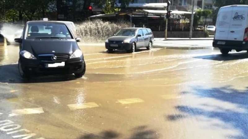 Огромна авария наводни центъра на Варна! Водата извира от асфалта (СНИМКИ)