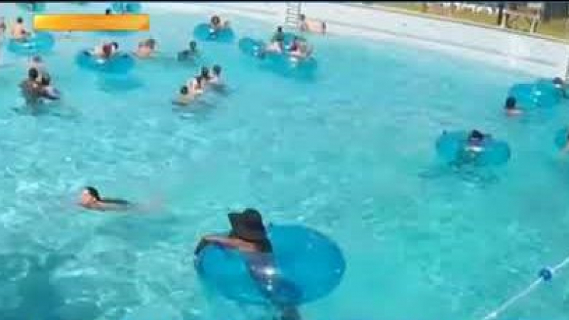 Ужас! Десетки в Англия равнодушно гледат как дете се удавя в басейн (ВИДЕО)