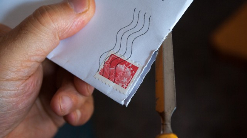 Странен тип: Пощальон трупал писма 10 години, вместо да ги доставя