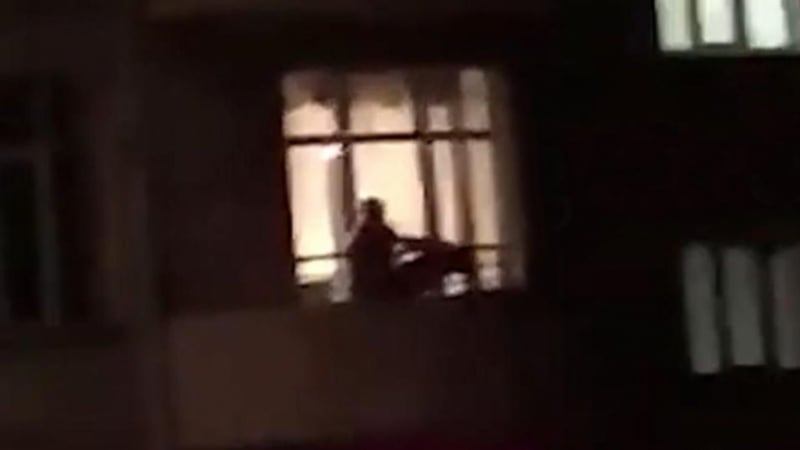 Стая с гледка! Снимаха безсрамна двойка да прави секс на балкона в хотел на брега на Черно море (ВИДЕО 18+)