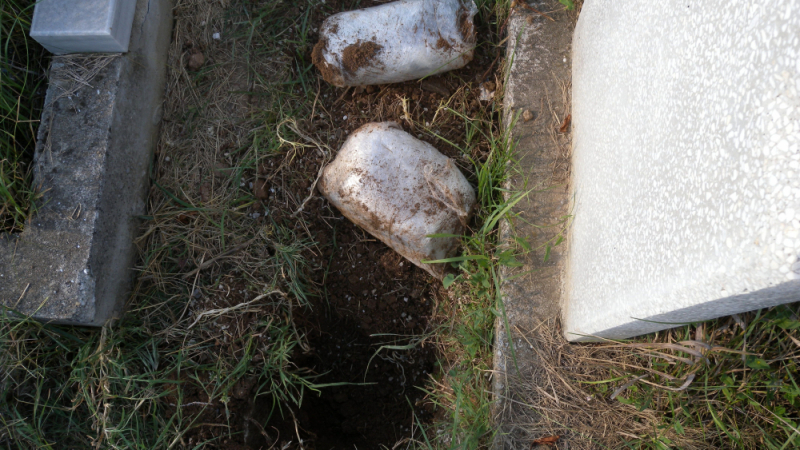 Хитри дилъри скриха над 3 кила екстази в гробището на Разград (СНИМКИ)