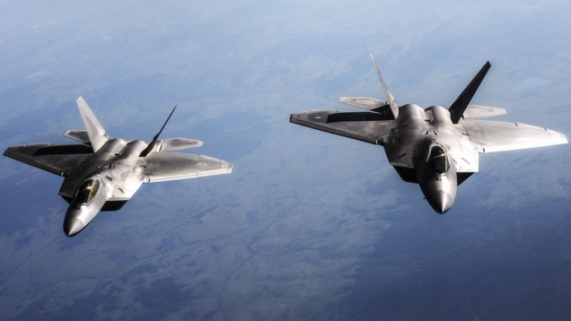 Reuters: На учения в Норвегия е проведен въздушен бой между „невидимите” F-22 и F-35