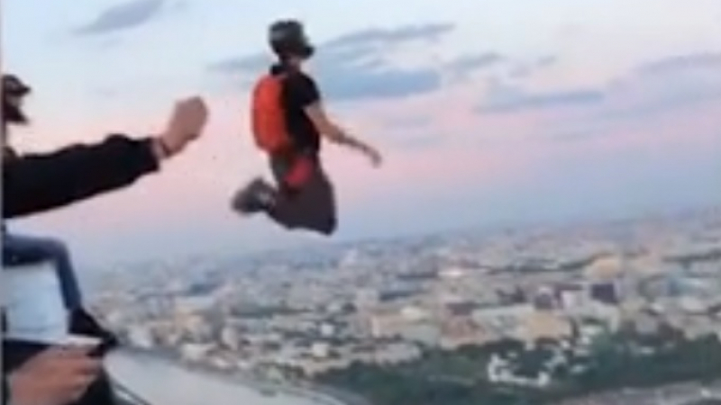 Шокиращо ВИДЕО: Младеж скача от 52-рия етаж на небостъргач