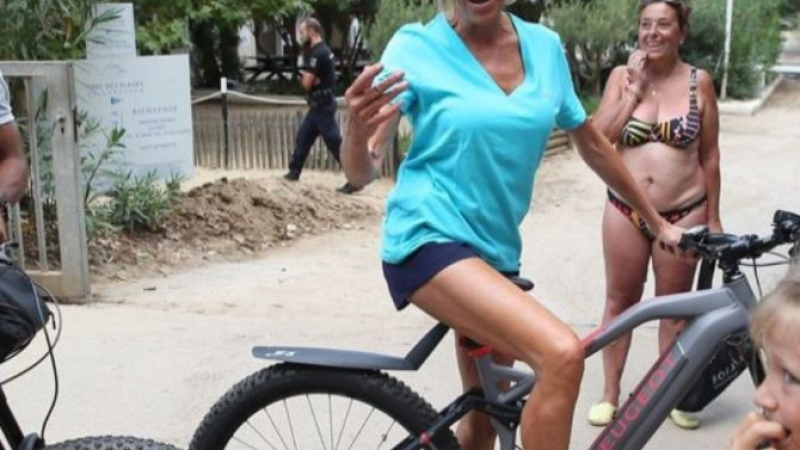 Бриджит Макрон яхна велосипед по много къси панталонки, показа изваяни крака (СНИМКИ/ВИДЕО)