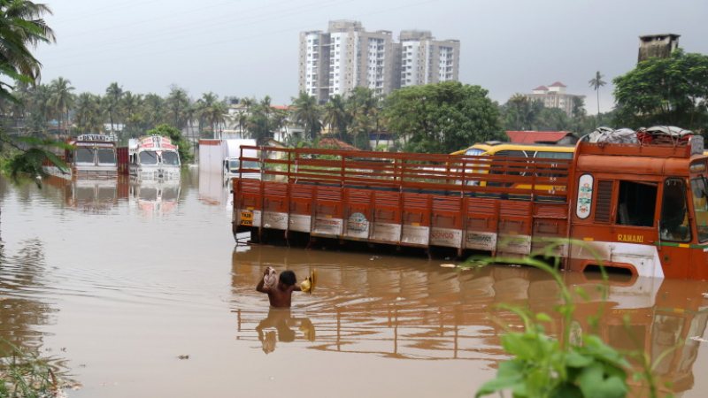 Индия е под вода! Загиналите са стотици, спасителите напредват трудно (ВИДЕО)