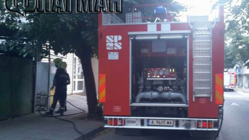 От последните минути! Страшен пожар в Бургас, летят пожарни 